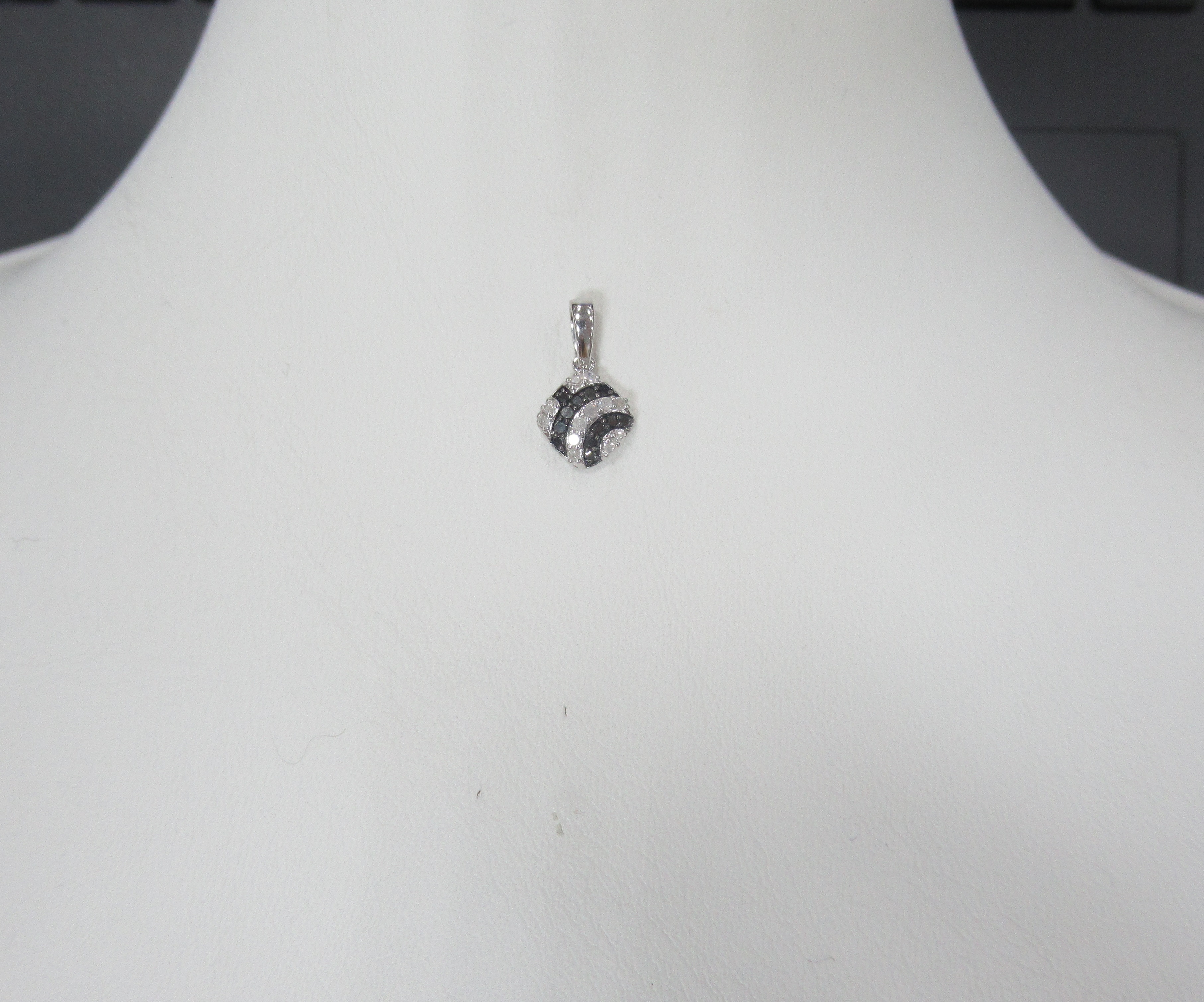 Серебряная подвеска с бриллиантами